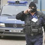 53 de percheziții domiciliare pentru contrabandă cu arme și infracțiuni cu carduri bancare
